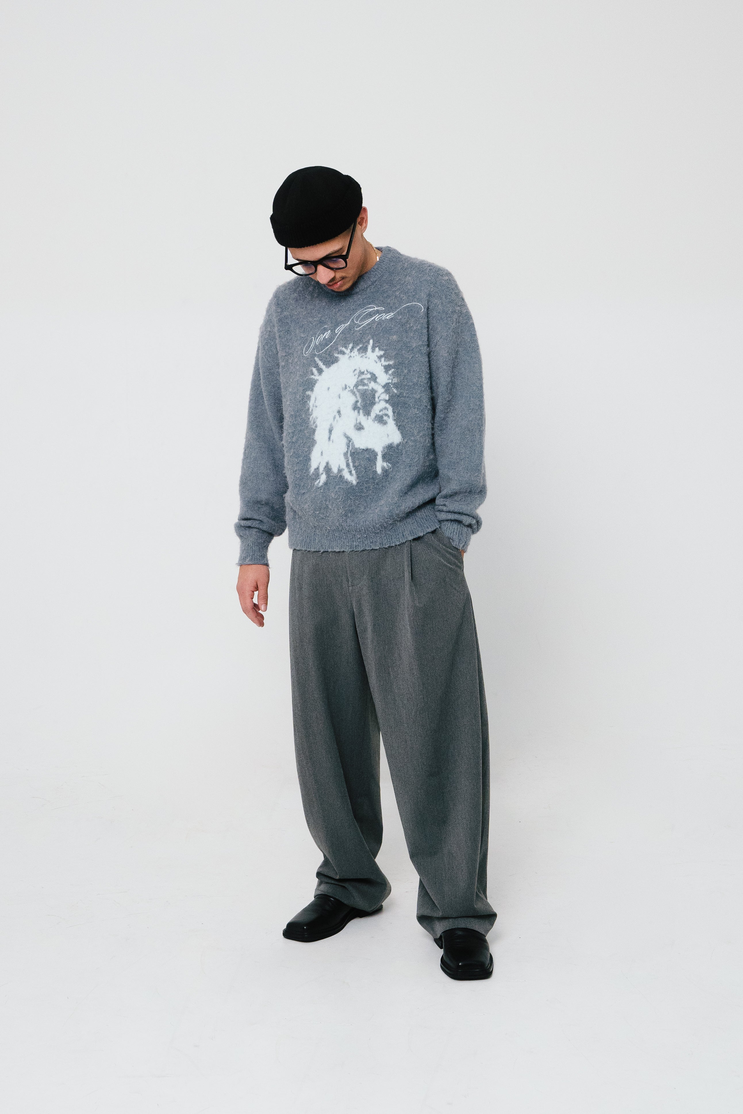 Lydia trägt SON OF GOD Pullover Ice Blue