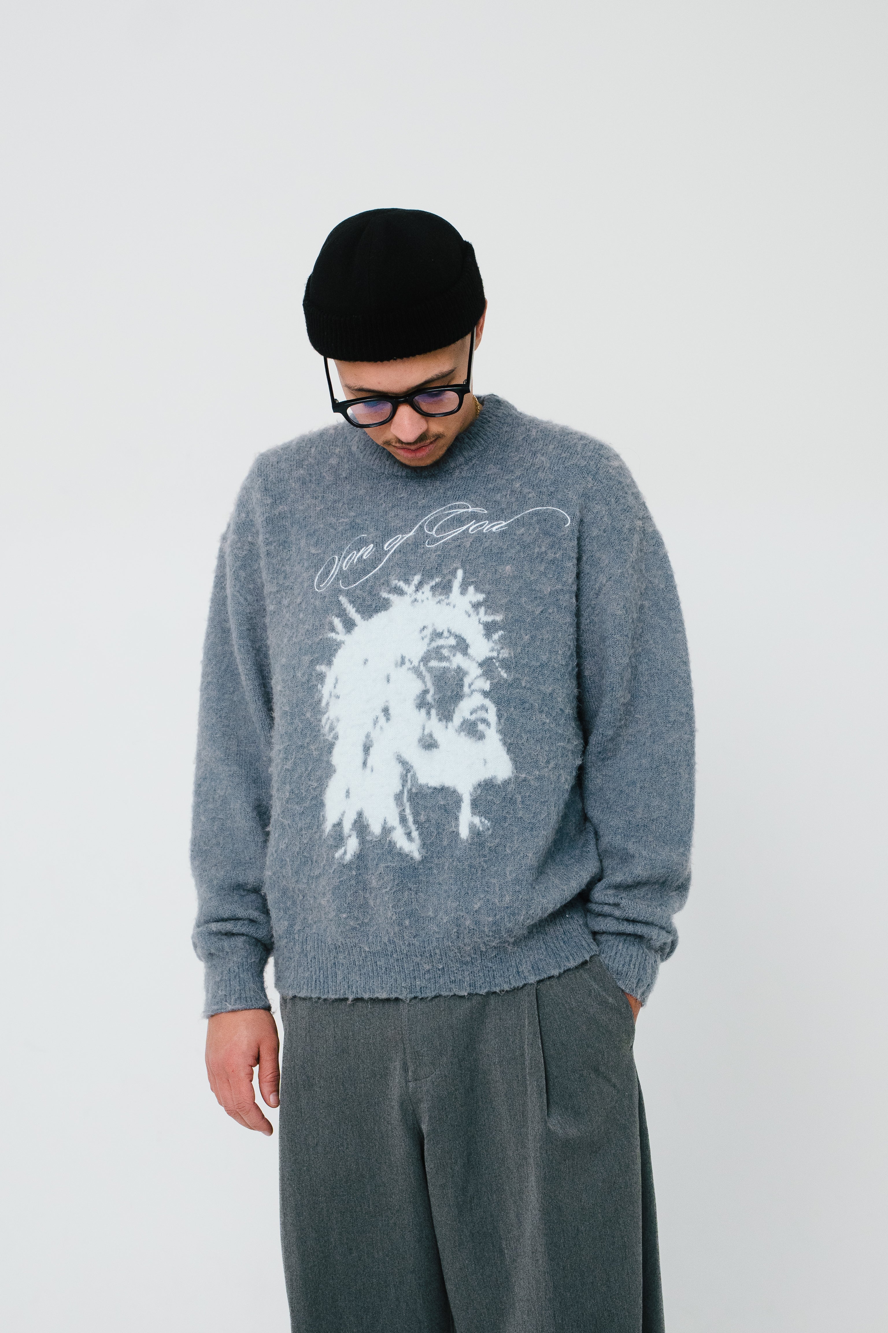 Maik trägt SON OF GOD Pullover Ice Blue