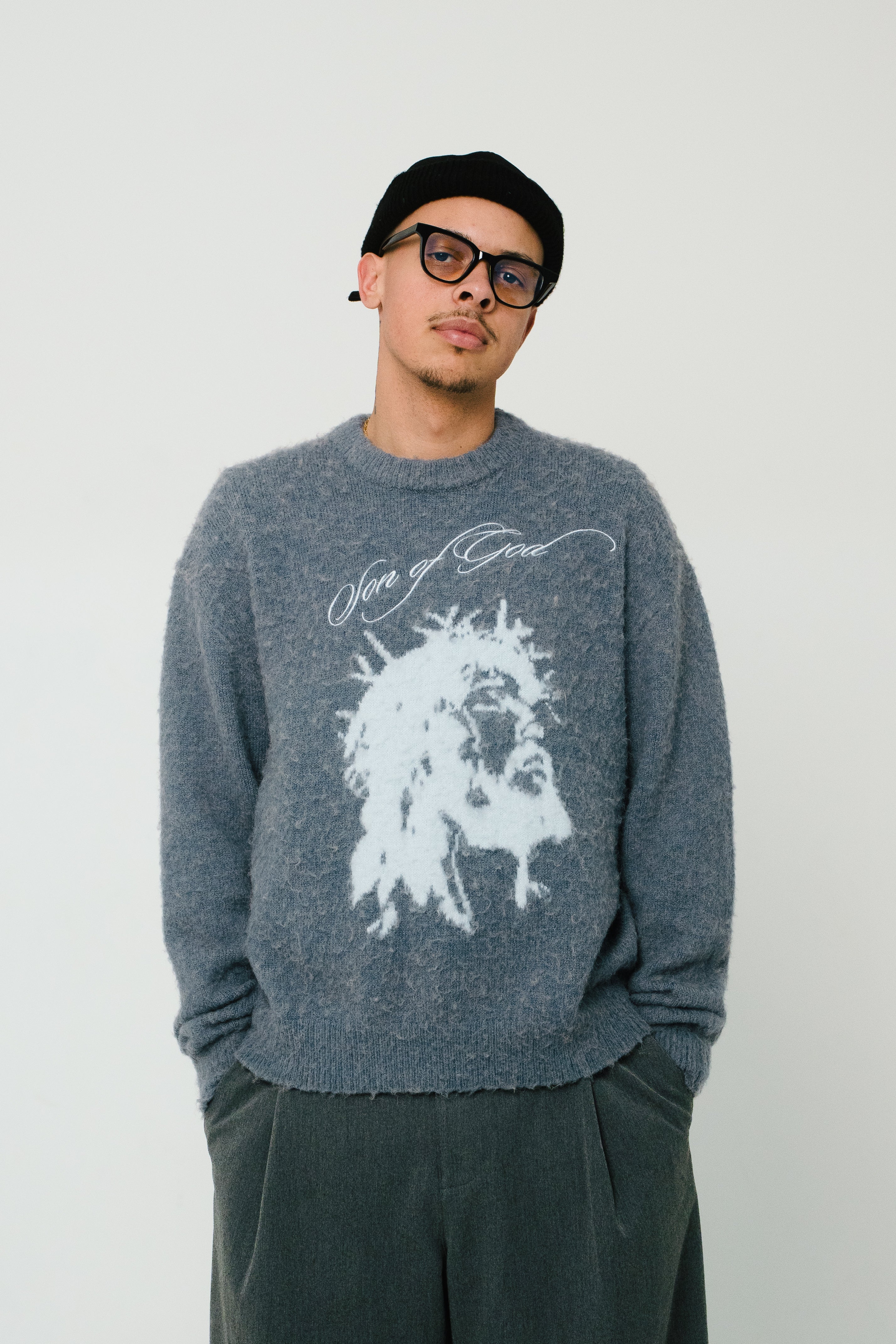 Detail Jesus-Stickerei auf Mohair Pullover Ice Blue