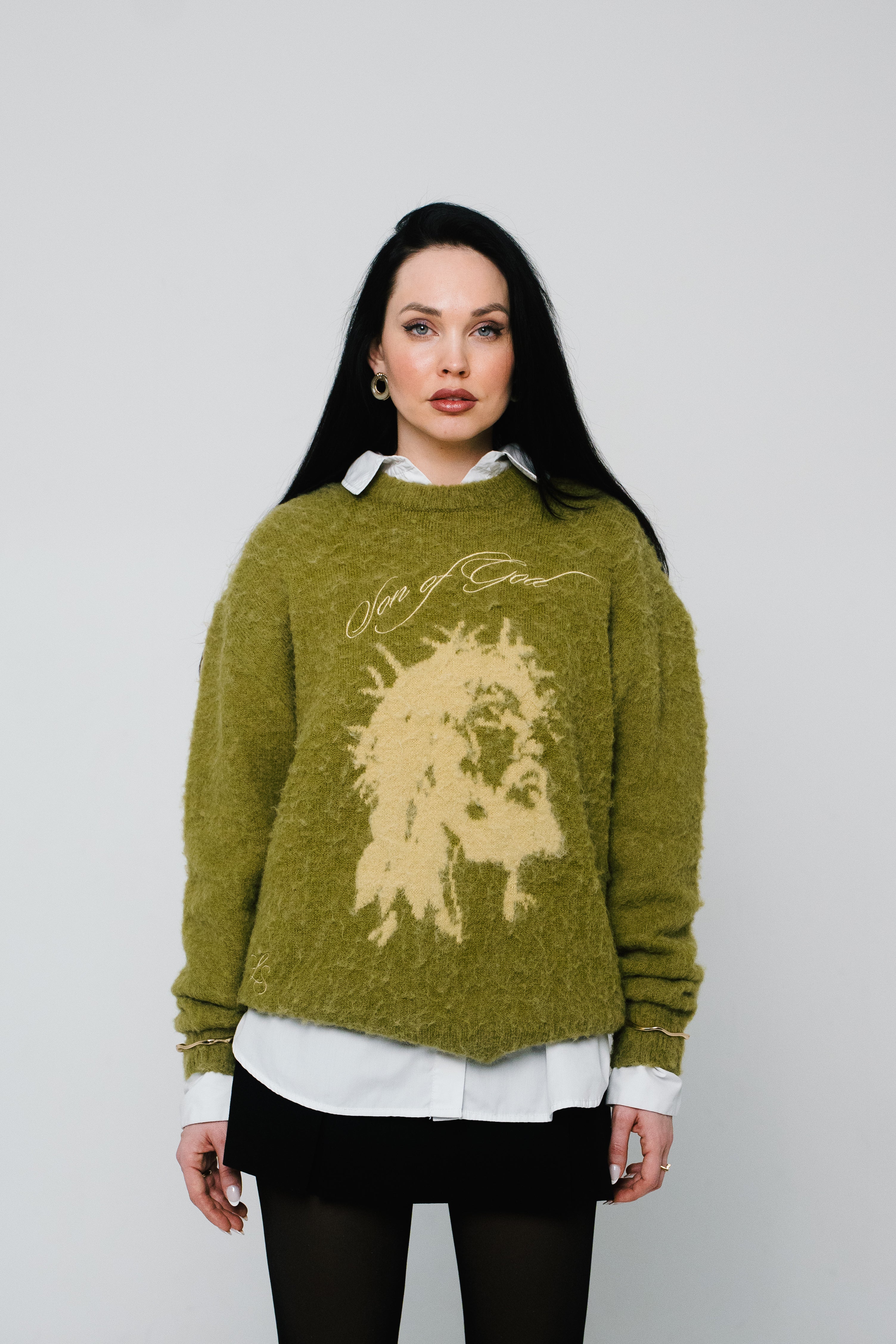 Lydia trägt SON OF GOD Pullover Moosgrün