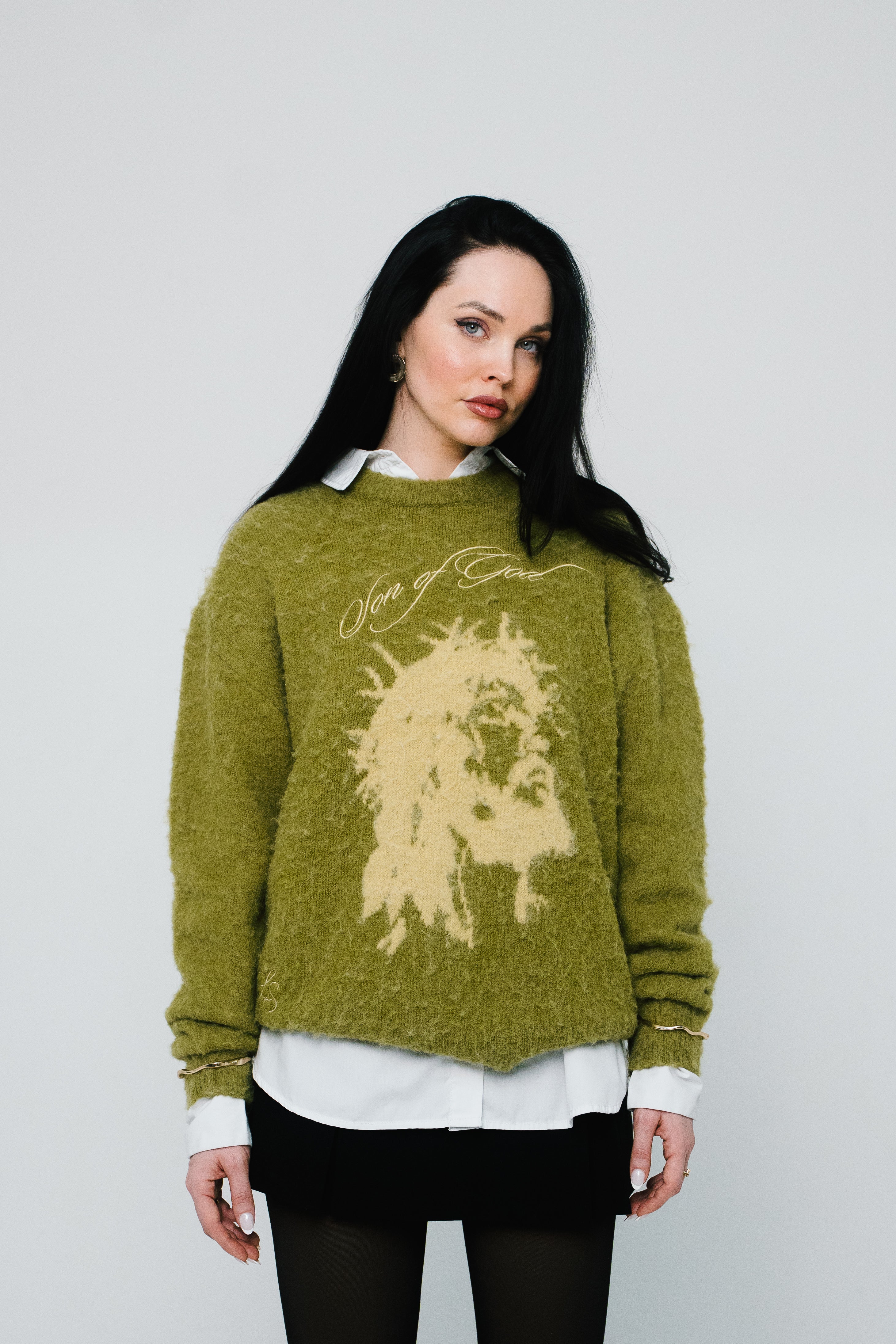 Detail Jesus-Stickerei auf Mohair Pullover Moosgrün