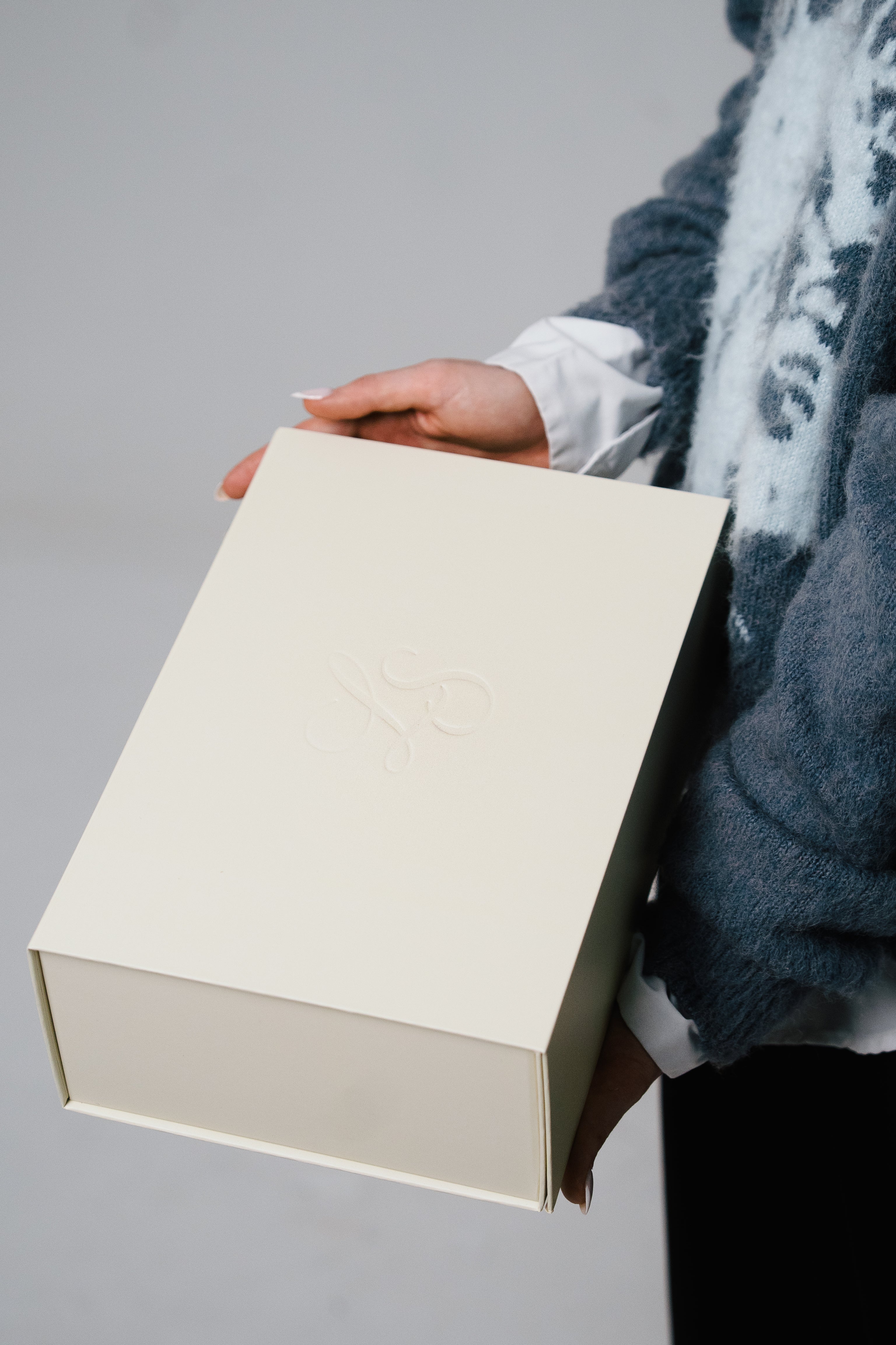 Geschenkbox geöffnet mit handgeschriebenem Brief