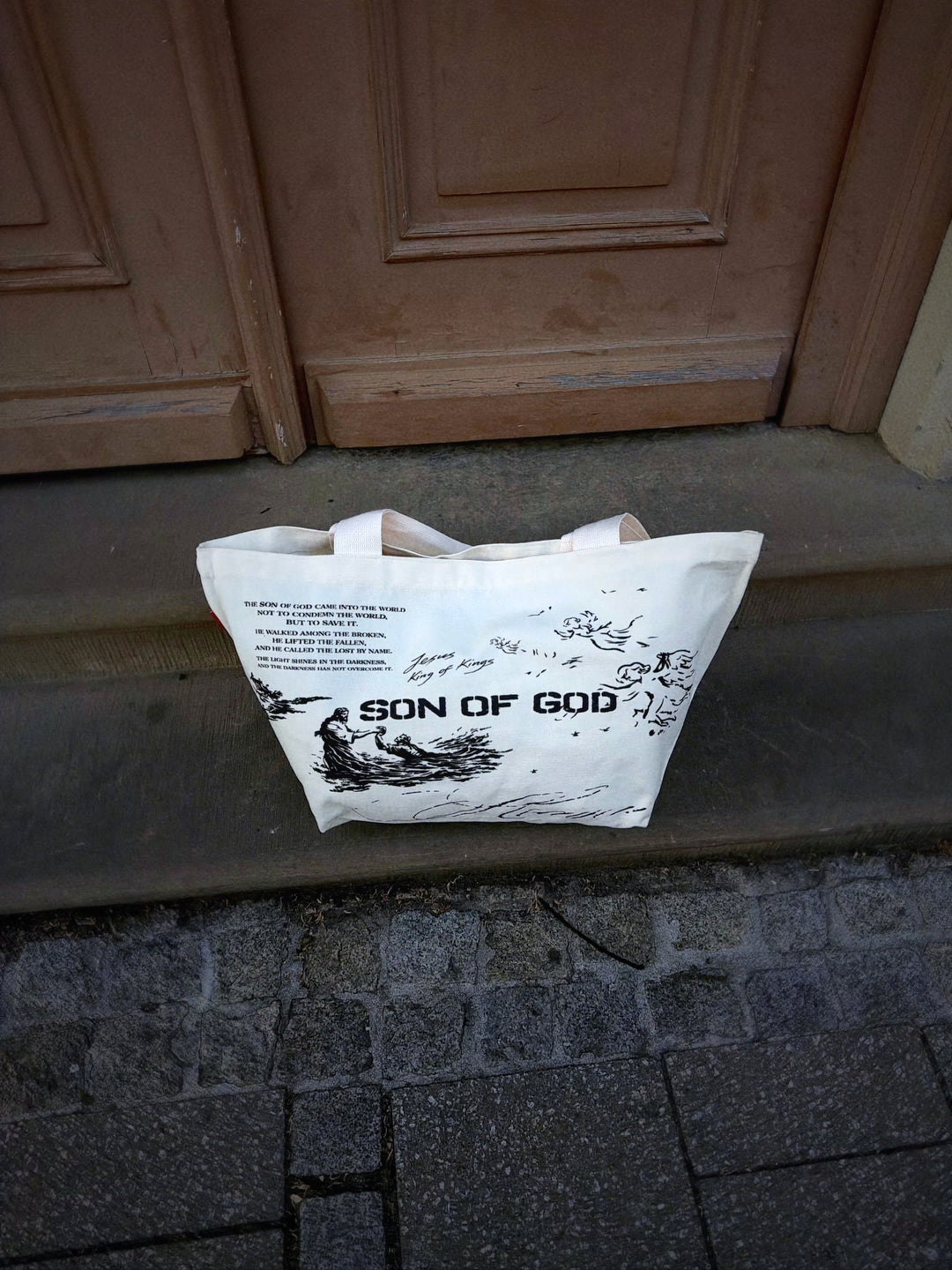 SCHUHEIDA Tote Bag mit SON OF GOD Print getragen