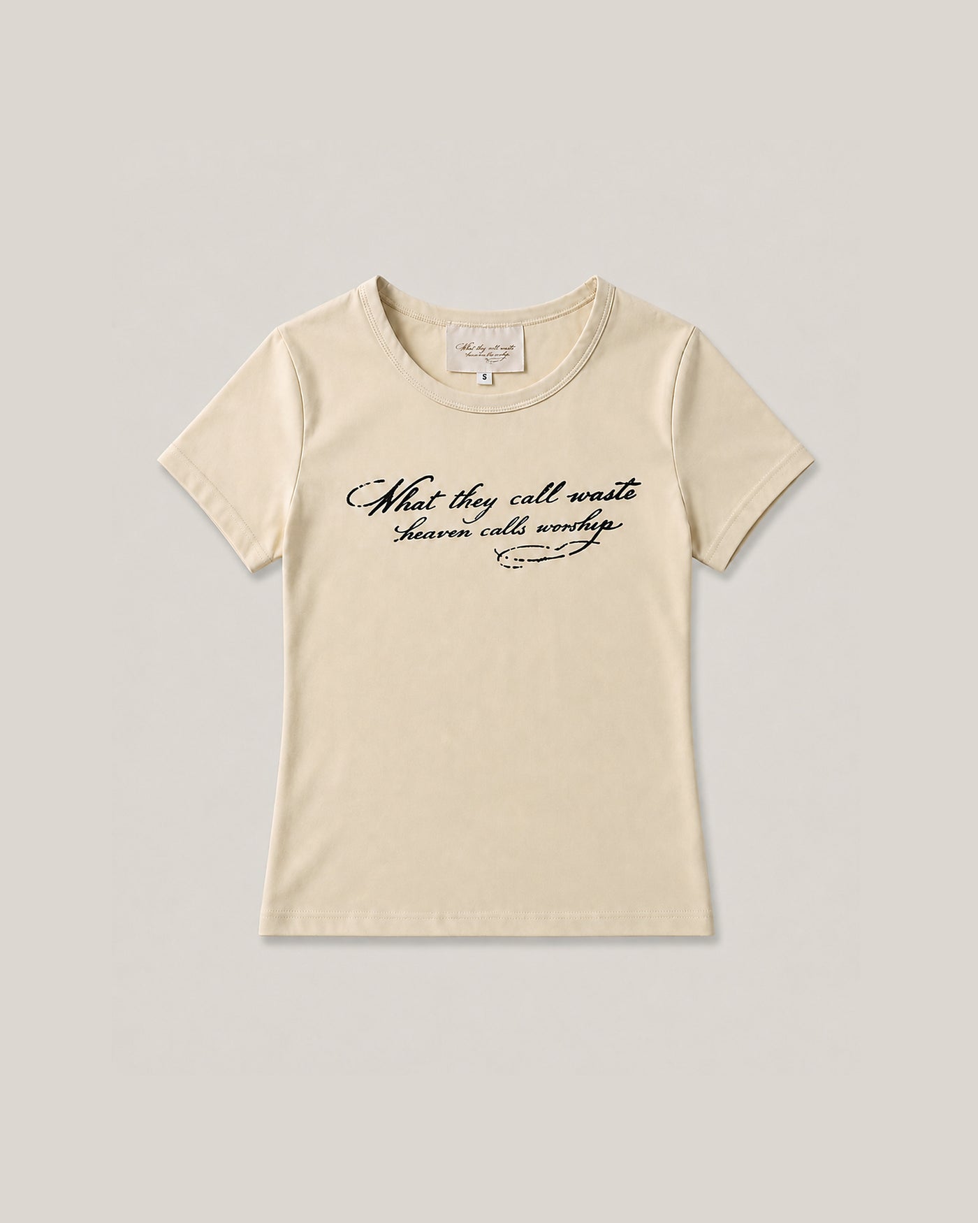Alabaster Baby Tee in Creme mit Schriftzug What they call waste heaven calls worship, Produktansicht