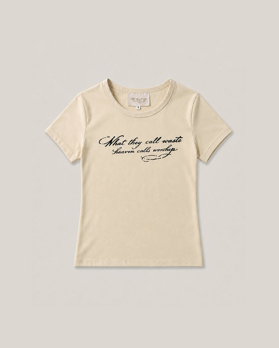 Alabaster Baby Tee in Creme mit Schriftzug What they call waste heaven calls worship, Produktansicht