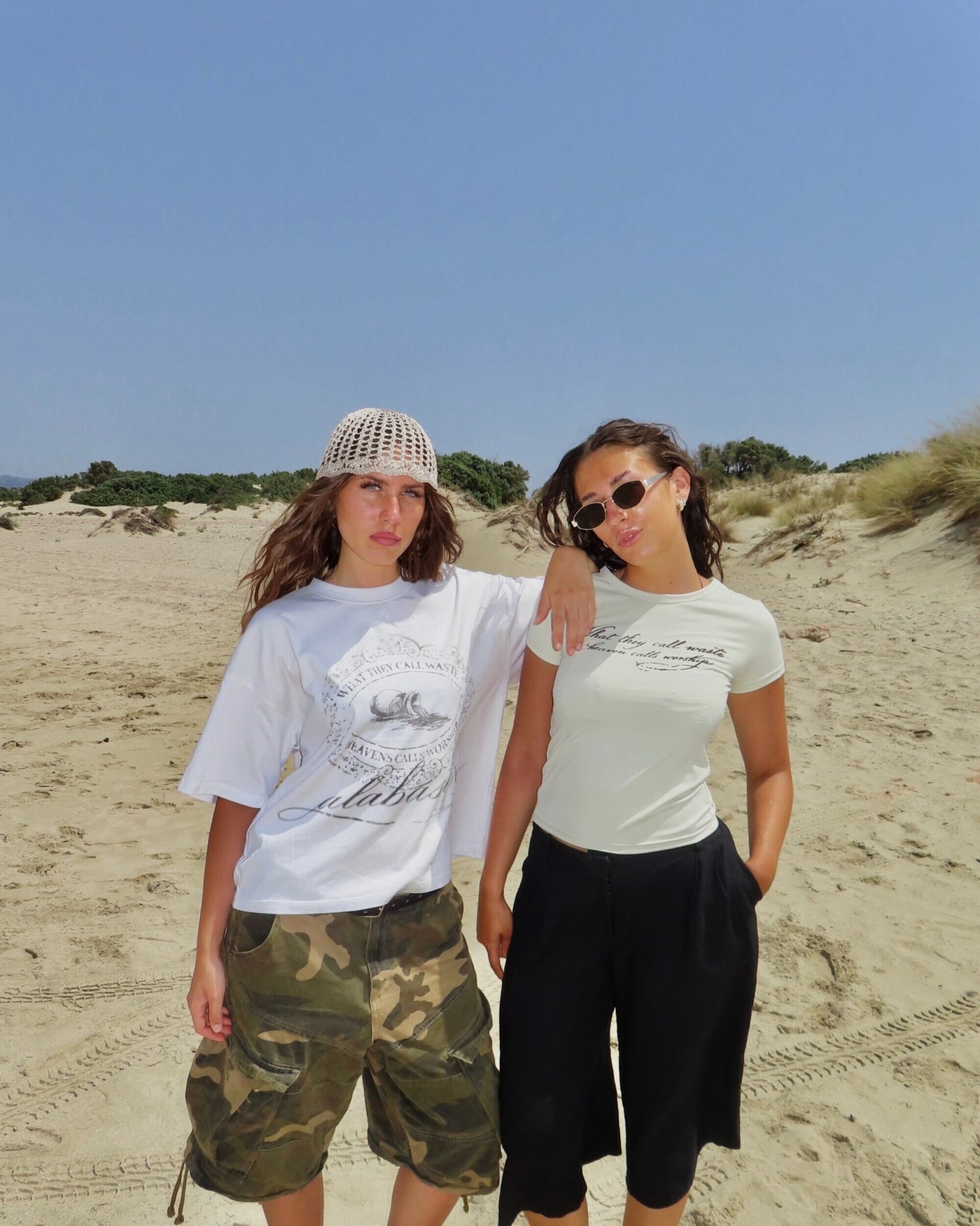 Alabaster Baby Tee und Shirt am Strand