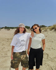 Alabaster Baby Tee und Shirt am Strand