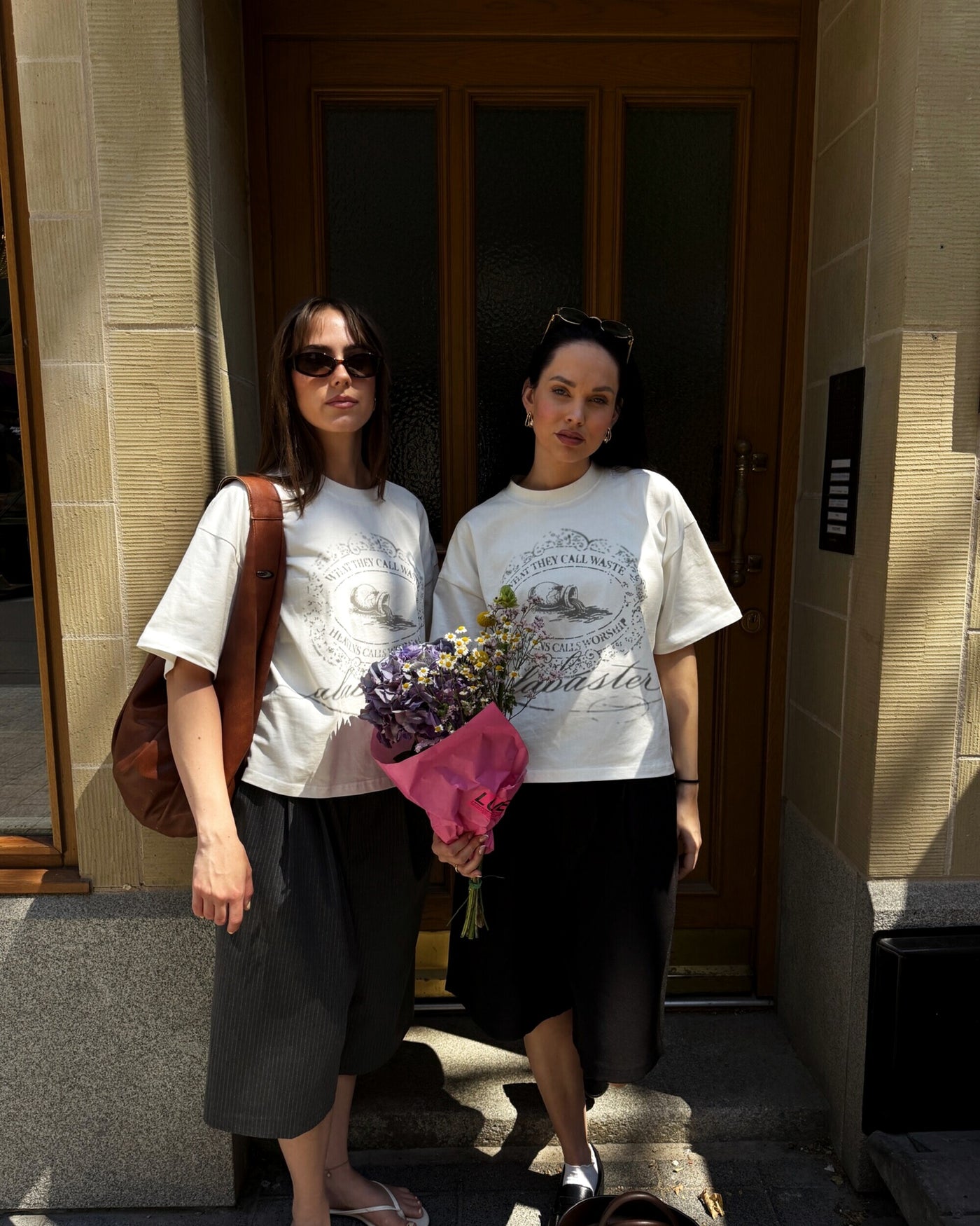 Alabaster Shirt zu zweit getragen